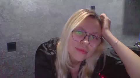 Snapshot of your_catx chatting on 12.17.25 your_catx online show from 12.17.25