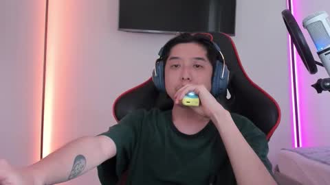 Snapshot of your_little_twink chatting on 09.24.25 Han online show from 09.24.25