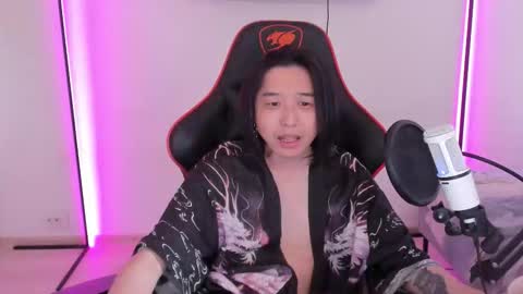 Snapshot of your_little_twink chatting on 10.03.25 Han online show from 10.03.25