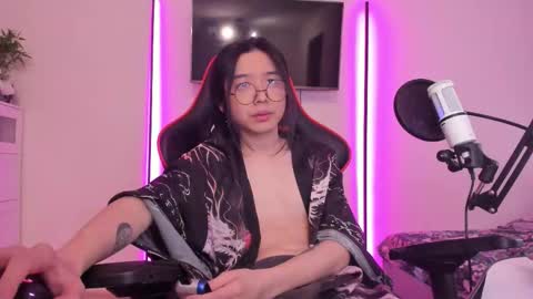 Snapshot of your_little_twink chatting on 11.28.25 Han online show from 11.28.25