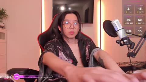 Snapshot of your_little_twink chatting on 11.28.25 Han online show from 11.28.25