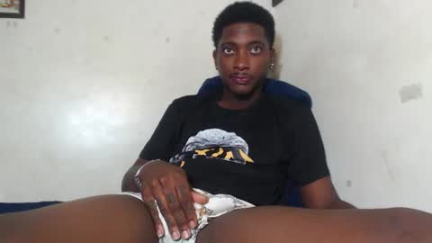 Snapshot of yourdaddy2005 chatting on 11.21.25 Yourdaddy2005 online show from 11.21.25