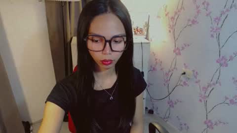 Snapshot of yourfavoratericcie chatting on 12.14.25 RICCIE MAE online show from 12.14.25