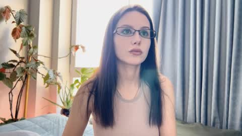 Snapshot of yourher0in chatting on 03.05.25 Aida online show from 03.05.25