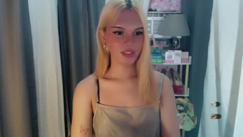 Snapshot of yourlovekylie chatting on 06.18.26 KYLIE MORE online show from 06.18.26