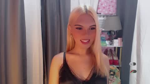 Snapshot of yourlovekylie chatting on 07.09.26 KYLIE MORE online show from 07.09.26