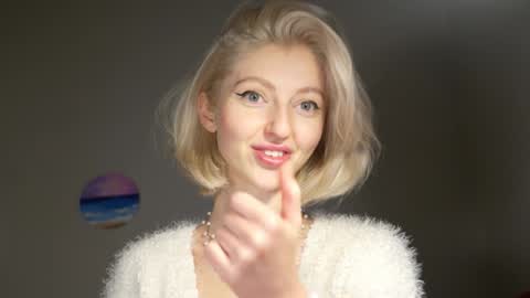 Snapshot of yournaughtymiss chatting on 12.24.24 Eva online show from 12.24.24