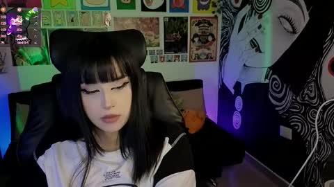    rawr   Anne Independent model      online show from 11.21.25