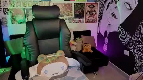    rawr   Anne Independent model      online show from 02.18.26