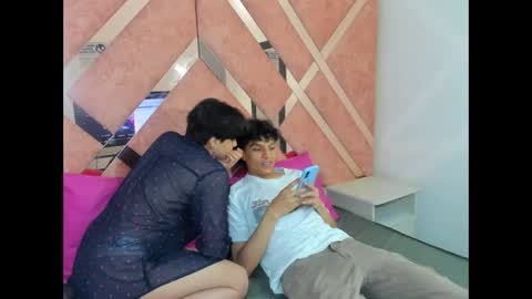 Snapshot of yui_and_rin_ chatting on 12.02.25 Yui Rin online show from 12.02.25