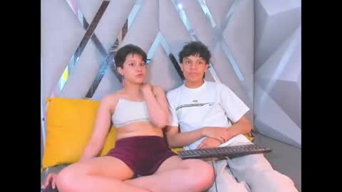 Snapshot of yui_and_rin_ chatting on 12.03.25 Yui Rin online show from 12.03.25