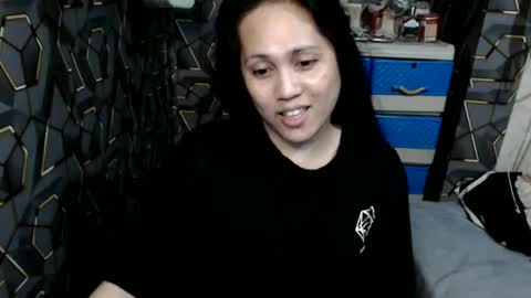 Snapshot of yumi_white chatting on 10.27.25 yumi online show from 10.27.25