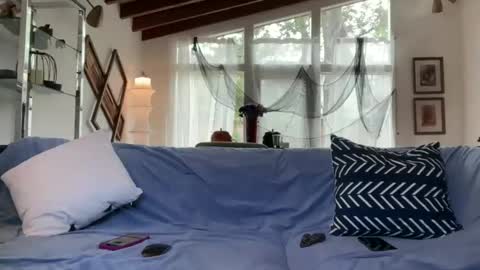 yumiandwolf online show from 10.28.25