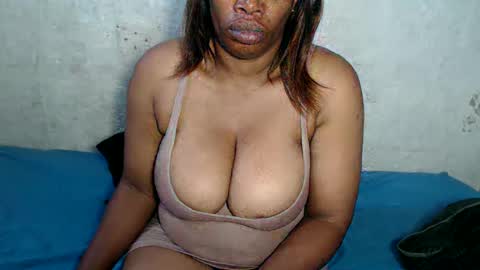 Snapshot of yummytittsxx chatting on 01.04.25 yummytittsxx online show from 01.04.25
