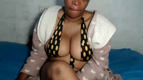 Snapshot of yummytittsxx chatting on 01.08.25 yummytittsxx online show from 01.08.25