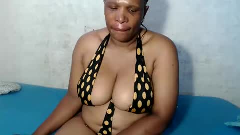 Snapshot of yummytittsxx chatting on 01.28.25 yummytittsxx online show from 01.28.25