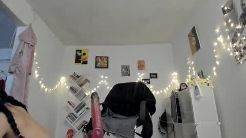 Snapshot of yury_sun chatting on 12.10.24 paola online show from 12.10.24