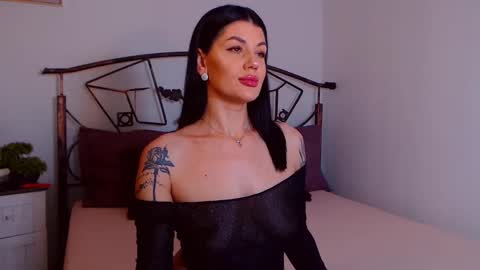 I V Y   online show from 11.03.25