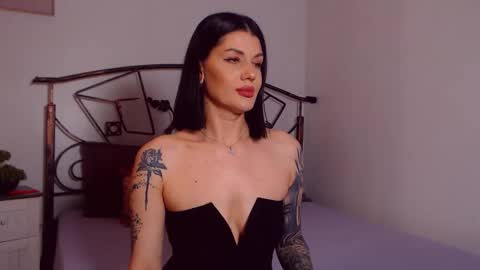 Snapshot of yvonneeverlee chatting on 05.18.26 I V Y online show from 05.18.26