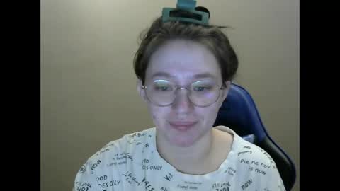 Snapshot of zara_golden chatting on 02.10.25 chaturcum online show from 02.10.25