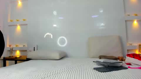 Zenda Evans online show from 11.24.25