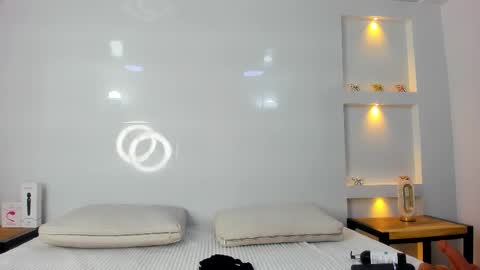 Zenda Evans online show from 12.04.25