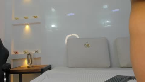 Zenda Evans online show from 04.16.26