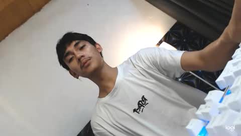 Snapshot of zevierbalte chatting on 01.21.25 zavier skinny asian online show from 01.21.25