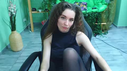 Snapshot of zianichols chatting on 01.28.25 zianichols online show from 01.28.25