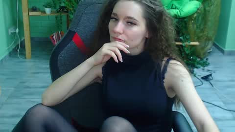 Snapshot of zianichols chatting on 02.04.25 zianichols online show from 02.04.25