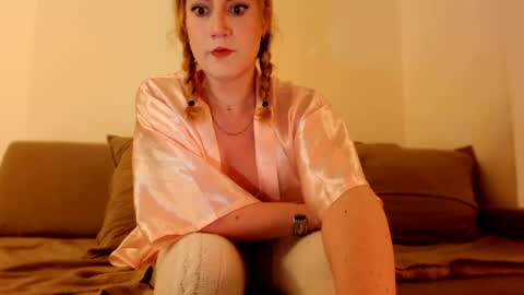 Snapshot of zina_sofia chatting on 05.19.26 Sofia online show from 05.19.26