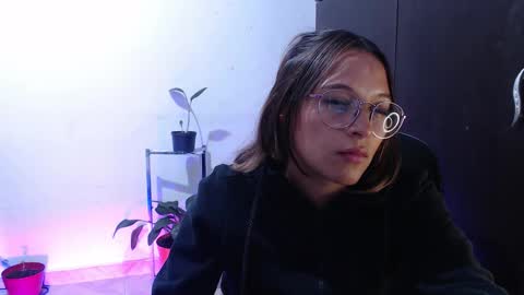 Snapshot of zoe_khall chatting on 11.28.25 ZOE online show from 11.28.25