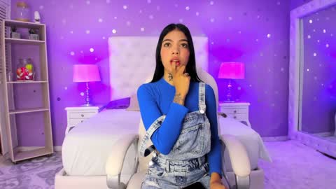 Snapshot of zoe_kravitx chatting on 02.04.25 CAMILA online show from 02.04.25