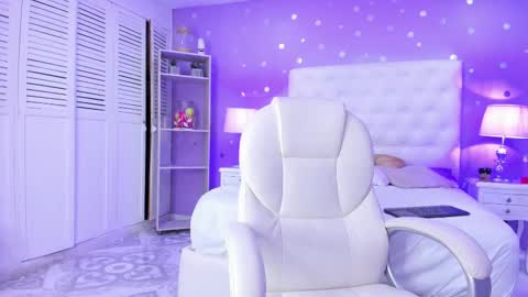 Snapshot of zoe_kravitx chatting on 02.09.25 CAMILA online show from 02.09.25