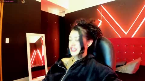 Snapshot of zoe_lara_34 chatting on 05.21.26 zoe online show from 05.21.26