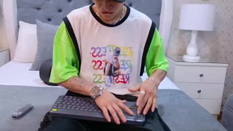 Zoe Krug online show from 09.27.25