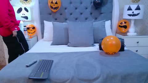 Zoe Krug online show from 10.15.25