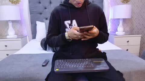 Zoe Krug online show from 11.17.25