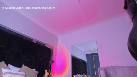 zoevidal_ online show from 02.06.25