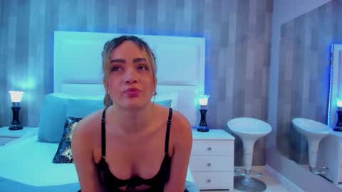 Snapshot of zoewilliis chatting on 10.17.25 ZoeWilliis online show from 10.17.25