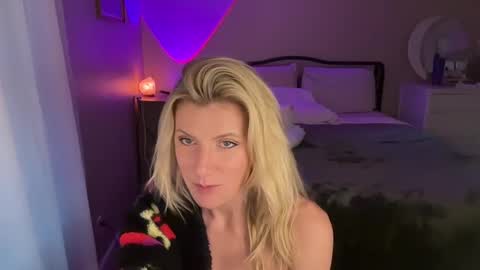 Zoeydanner online show from 12.02.24