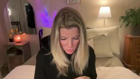 Zoeydanner online show from 03.06.26