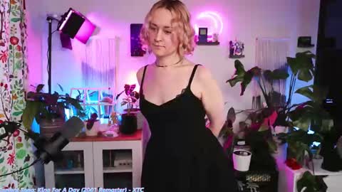 Zoey Ryan online show from 11.28.25