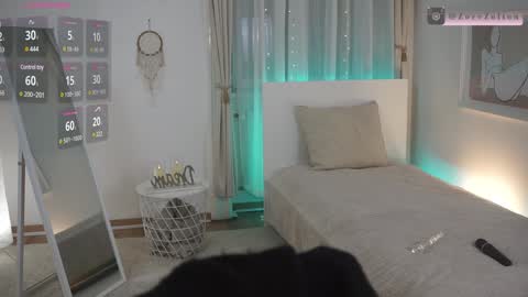 Snapshot of zoezolton chatting on 01.01.25 zoezolton online show from 01.01.25