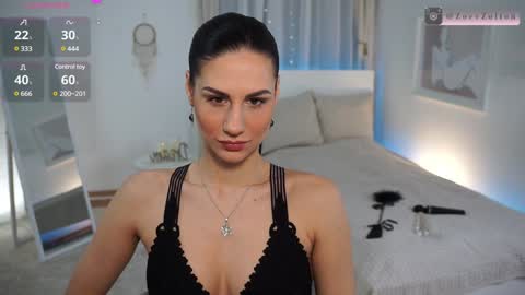 Snapshot of zoezolton chatting on 01.19.25 zoezolton online show from 01.19.25