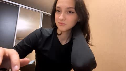 Snapshot of zoraidaartale chatting on 12.17.25 Lisa online show from 12.17.25