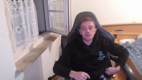 Snapshot of zuzmosfokafasz chatting on 11.06.25 Zuzmoe online show from 11.06.25