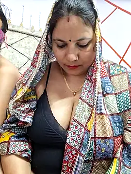 Snapshot of MOM-SUN-COUPLE chatting on 03.01.25 MOM-SUN-COUPLE online show from 03.01.25