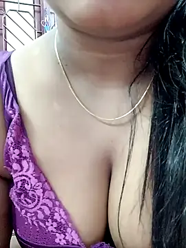 Snapshot of Lakhsmii chatting on 12.28.24 Lakhsmii online show from 12.28.24