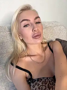 Mia Roxie online show from 10.21.25